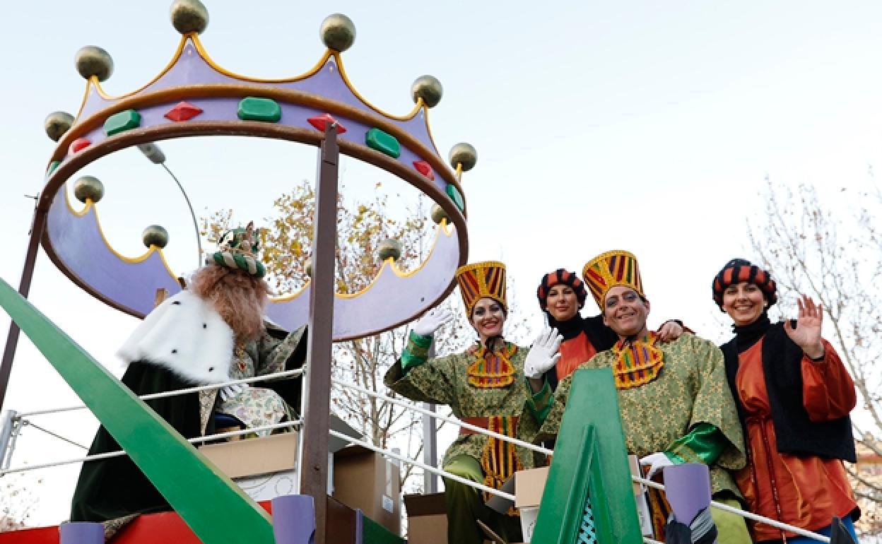 Los Reyes Magos preparan 10.000 molletes y 5.000 playmobil para sus cabalgata en Antequera Diario Sur